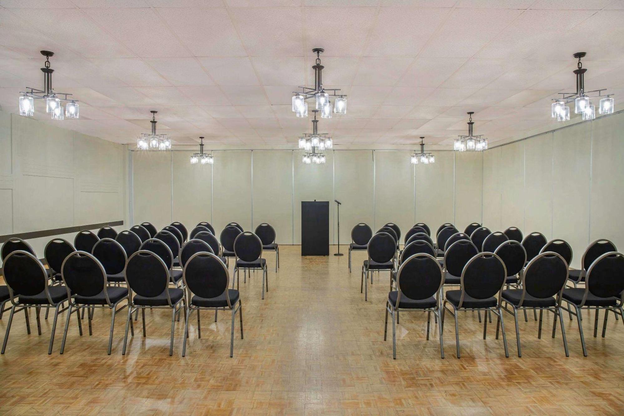 Days Inn & Conference Centre By Wyndham Camrose Norsemen מראה חיצוני תמונה