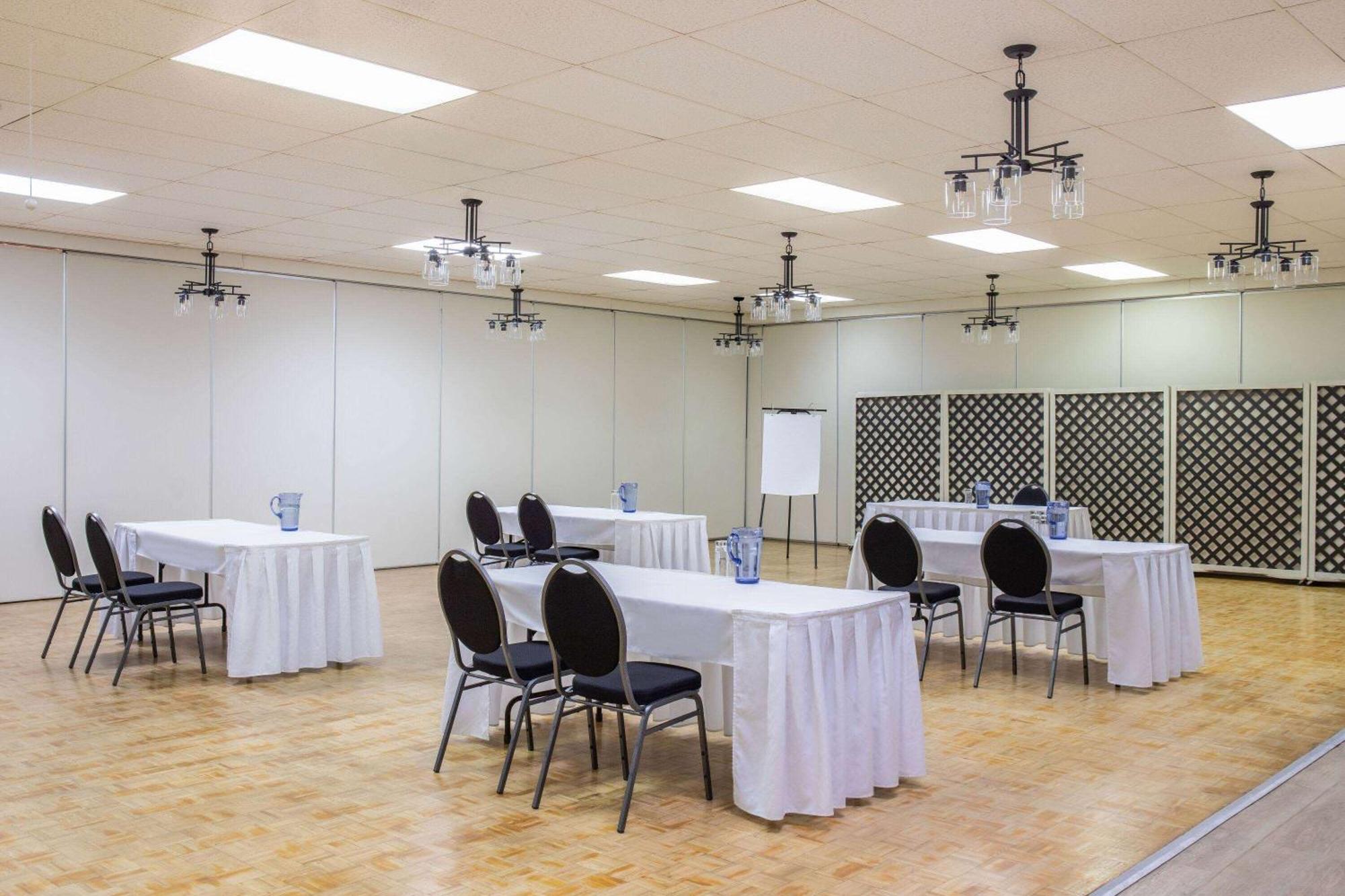 Days Inn & Conference Centre By Wyndham Camrose Norsemen מראה חיצוני תמונה