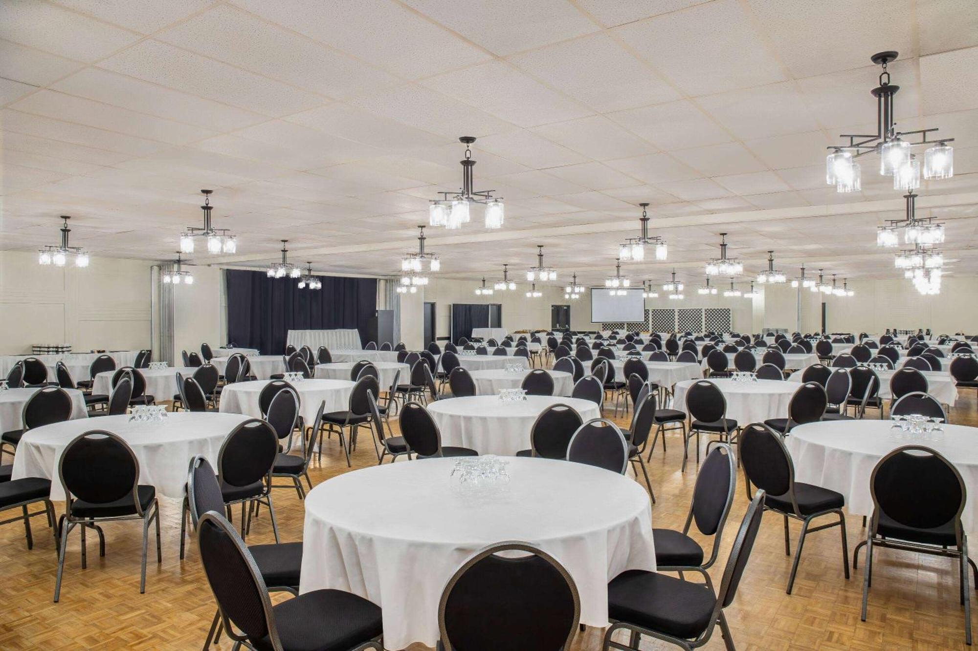 Days Inn & Conference Centre By Wyndham Camrose Norsemen מראה חיצוני תמונה