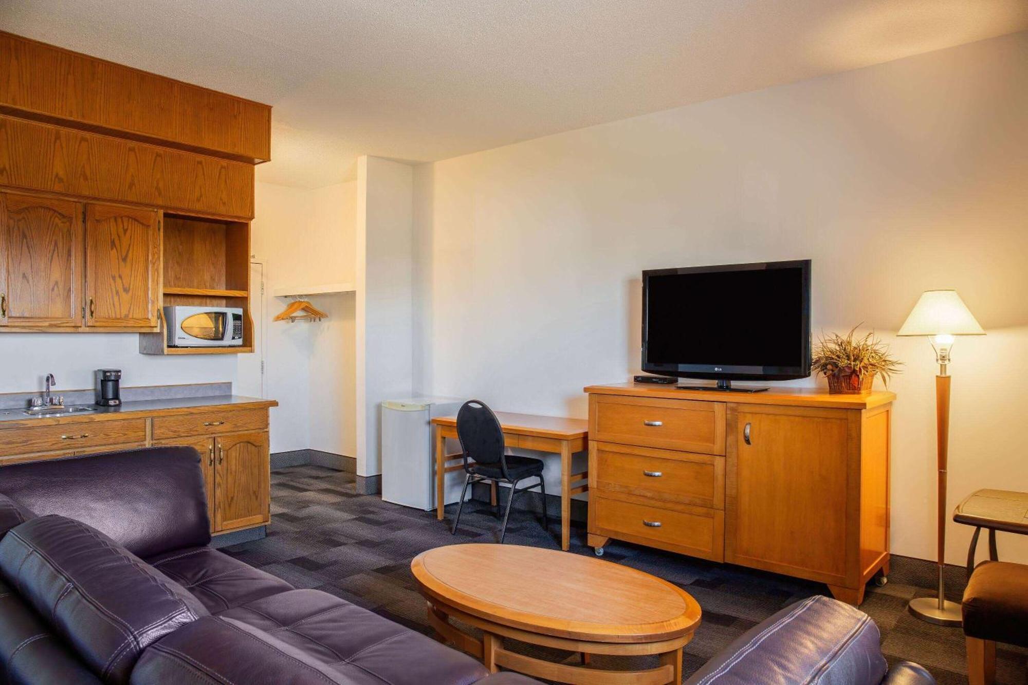 Days Inn & Conference Centre By Wyndham Camrose Norsemen מראה חיצוני תמונה