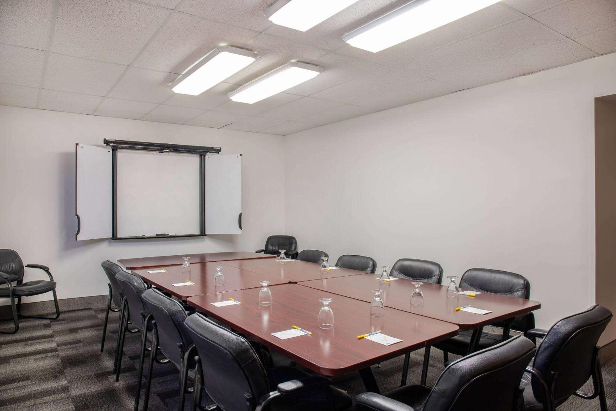 Days Inn & Conference Centre By Wyndham Camrose Norsemen מראה חיצוני תמונה
