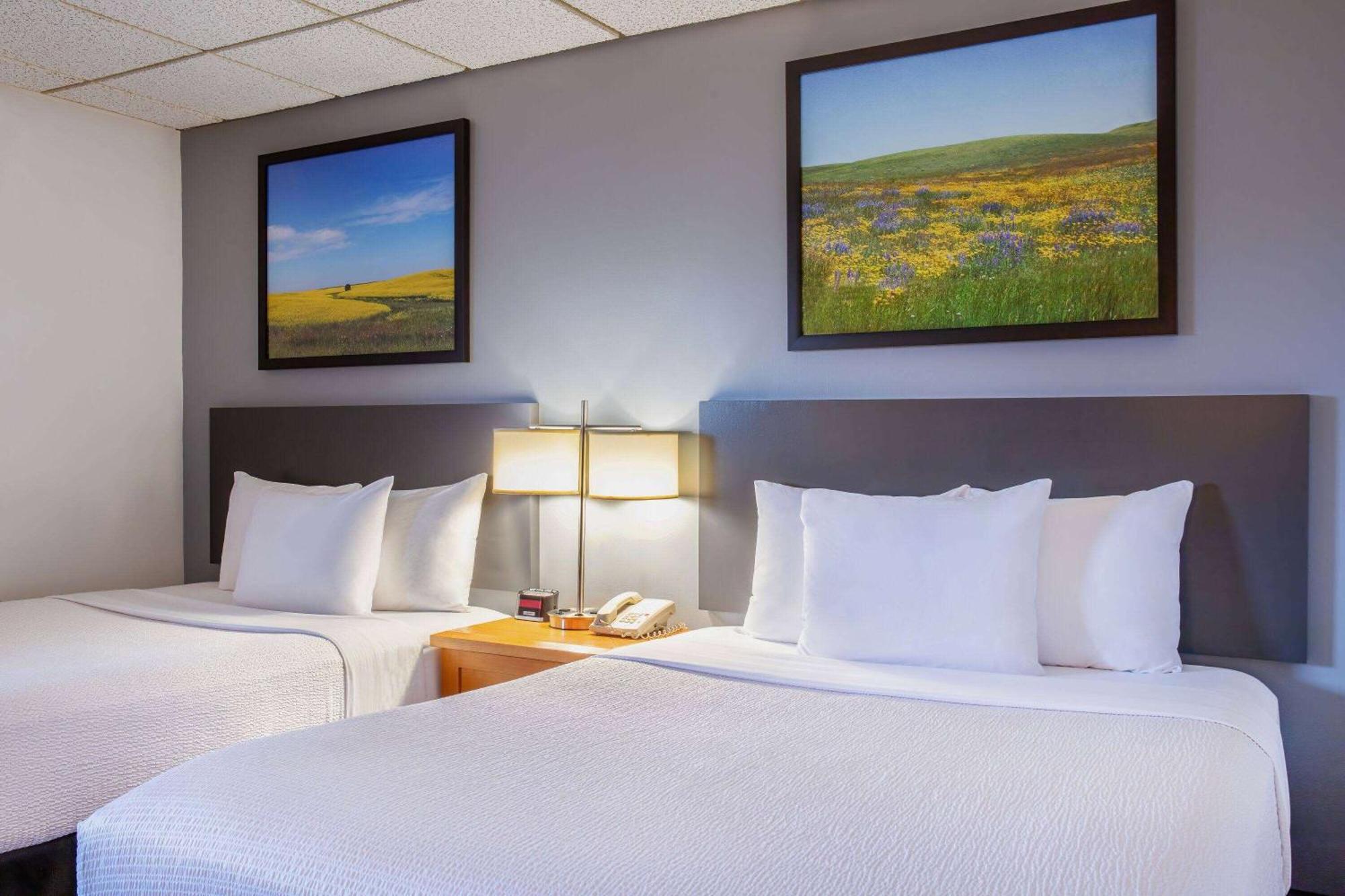 Days Inn & Conference Centre By Wyndham Camrose Norsemen מראה חיצוני תמונה