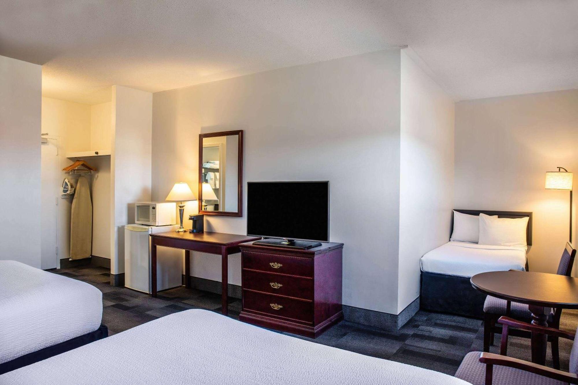 Days Inn & Conference Centre By Wyndham Camrose Norsemen מראה חיצוני תמונה
