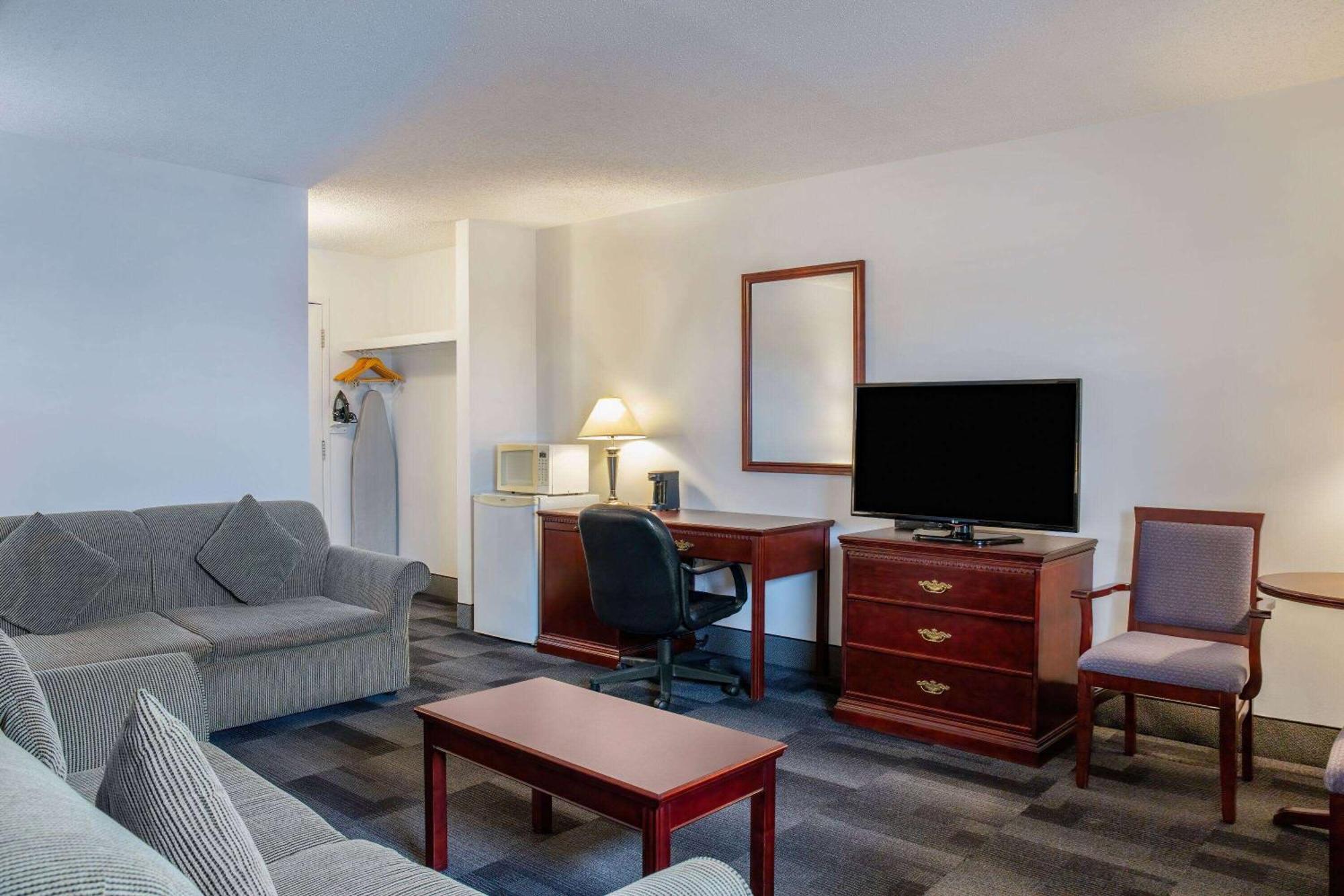 Days Inn & Conference Centre By Wyndham Camrose Norsemen מראה חיצוני תמונה